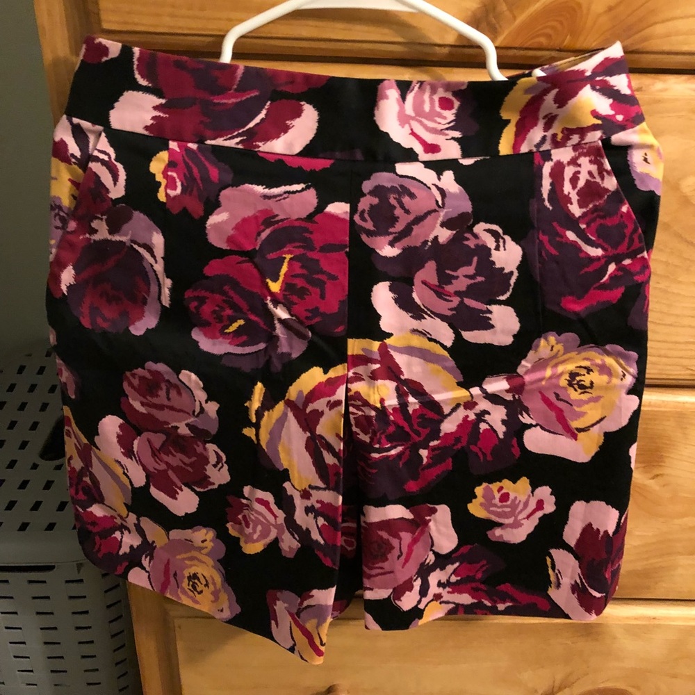 Express Floral skirt. Size 6. With pockets.